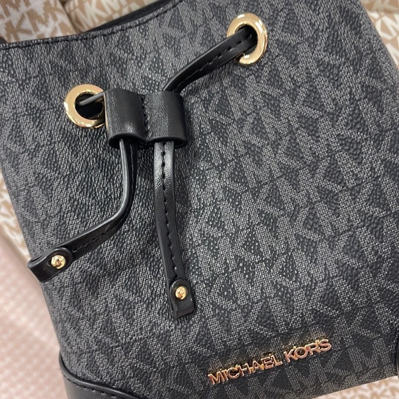 MICHAEL KORS 35F2GM9M1B MERCER SMALL BUCKET DRAWSTRING CROSSBODY IN BLACK - Picture 2 of 16